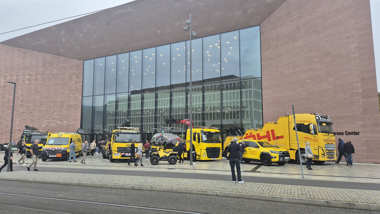 Vehicle exhibition in front of a modern congress centre