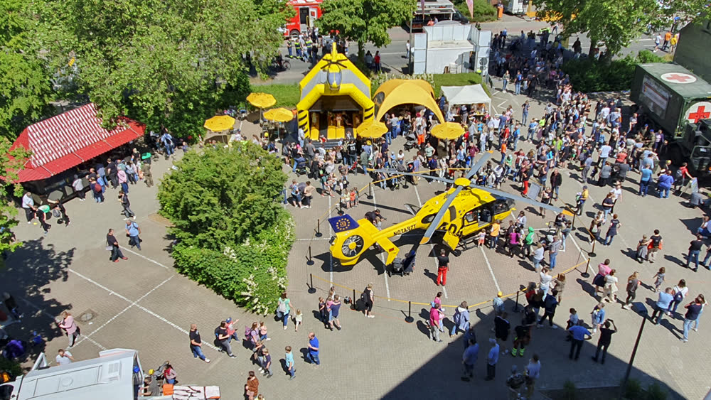 Hubschrauber im ADAC-Design bei einem Event